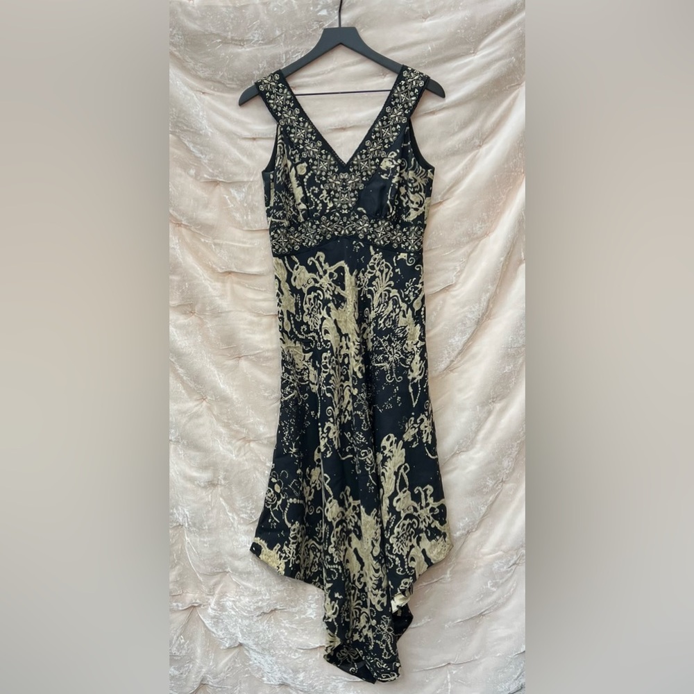 Vintage 2001 Handkerchief Hem Stunner!